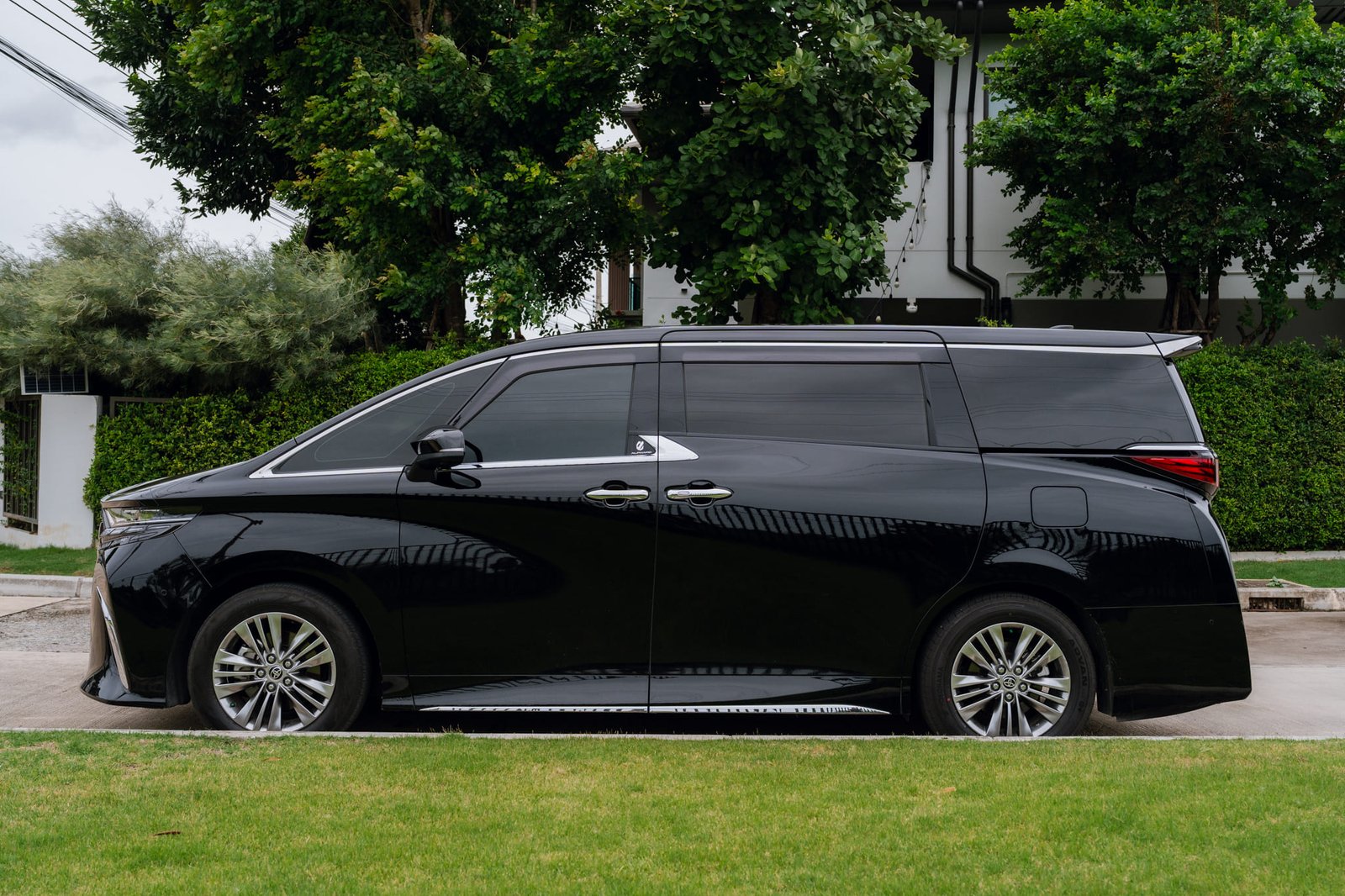 Toyota Alphard passenger seating details