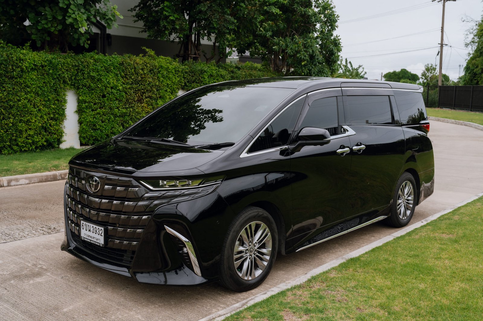 Toyota Alphard console controls