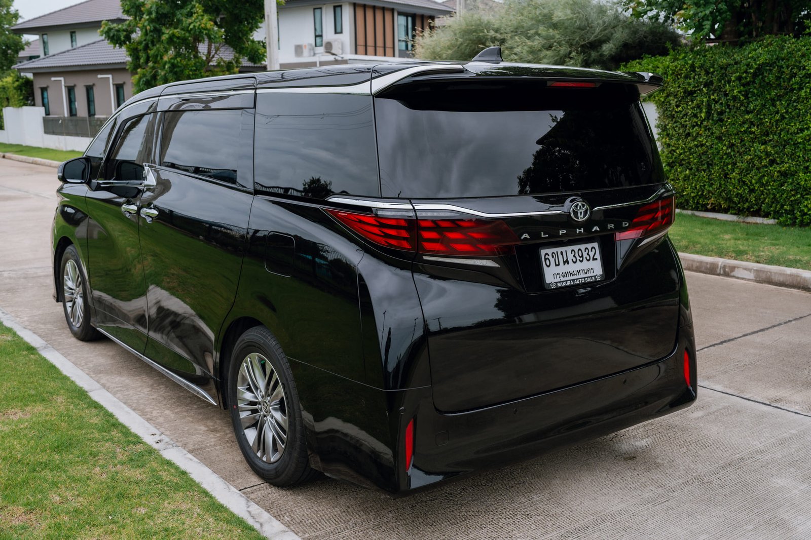 Toyota Alphard sunroof and ceiling panel