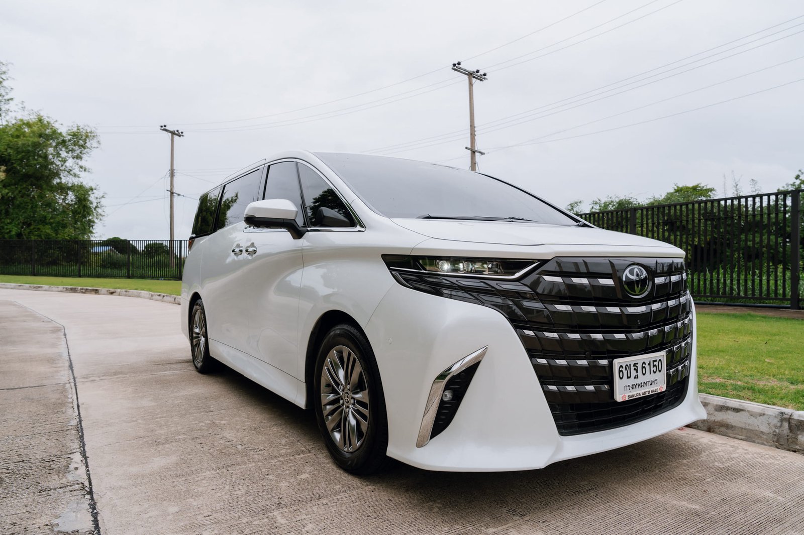 Toyota Alphard comfortable legroom space