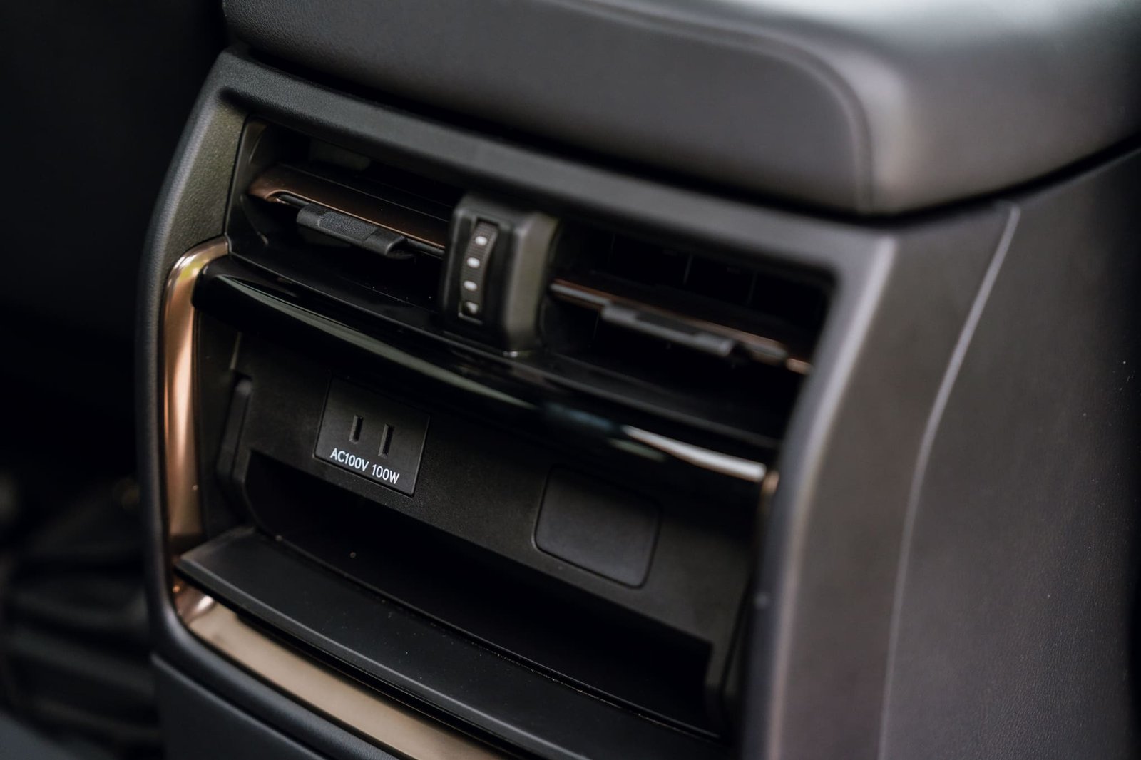 Toyota Alphard cockpit system view