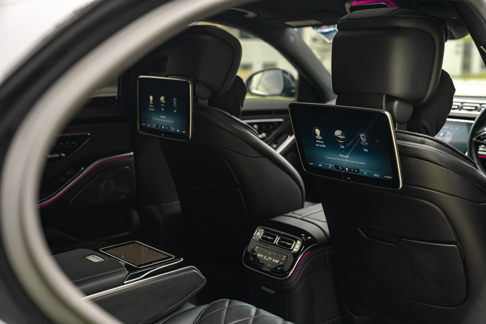 บริการ เช่ารถ Benz S Class W223 สีขาวหรูหราหน้าตรง