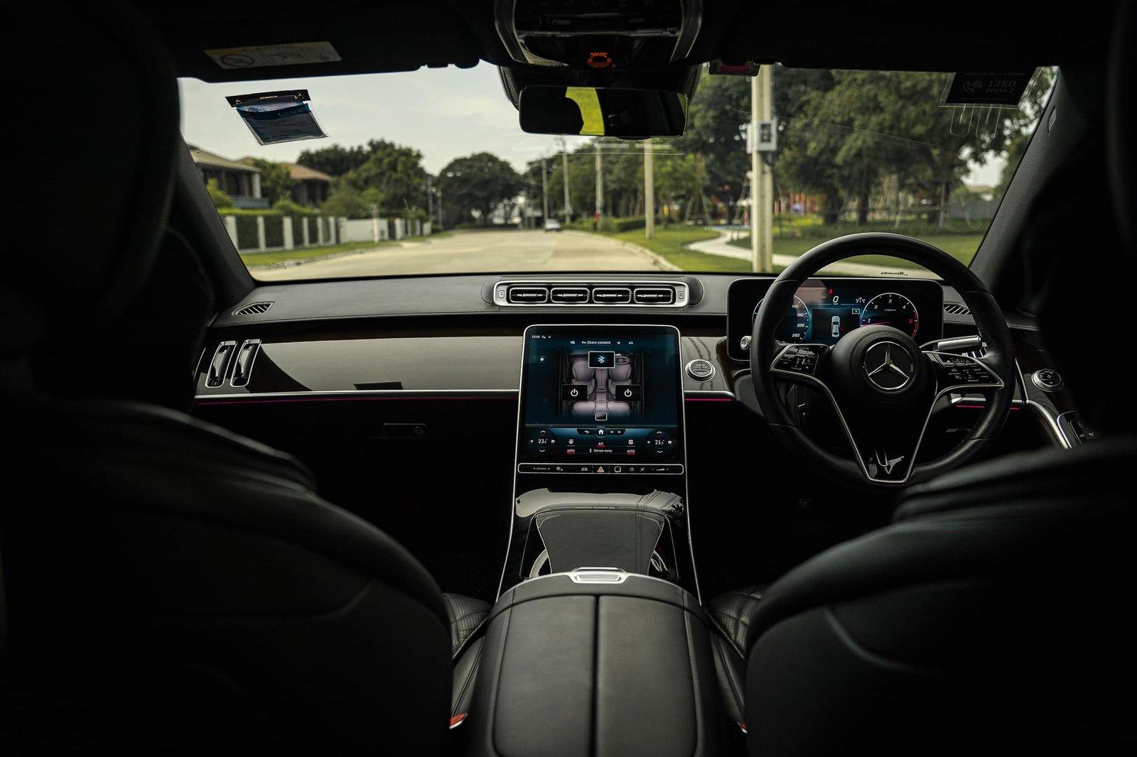 เช่ารถ Benz S Class W223 ภาพด้านข้างสะท้อนแสงเงาสวยงาม