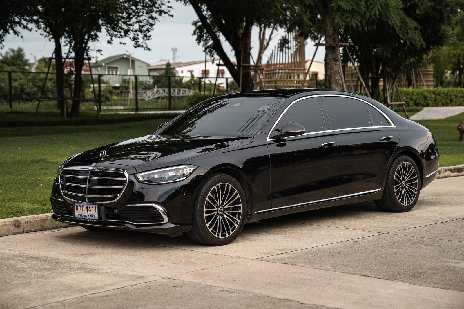 เบาะนั่งห้องโดยสารผู้บริหารตอนหลัง เช่ารถ Benz S Class W223