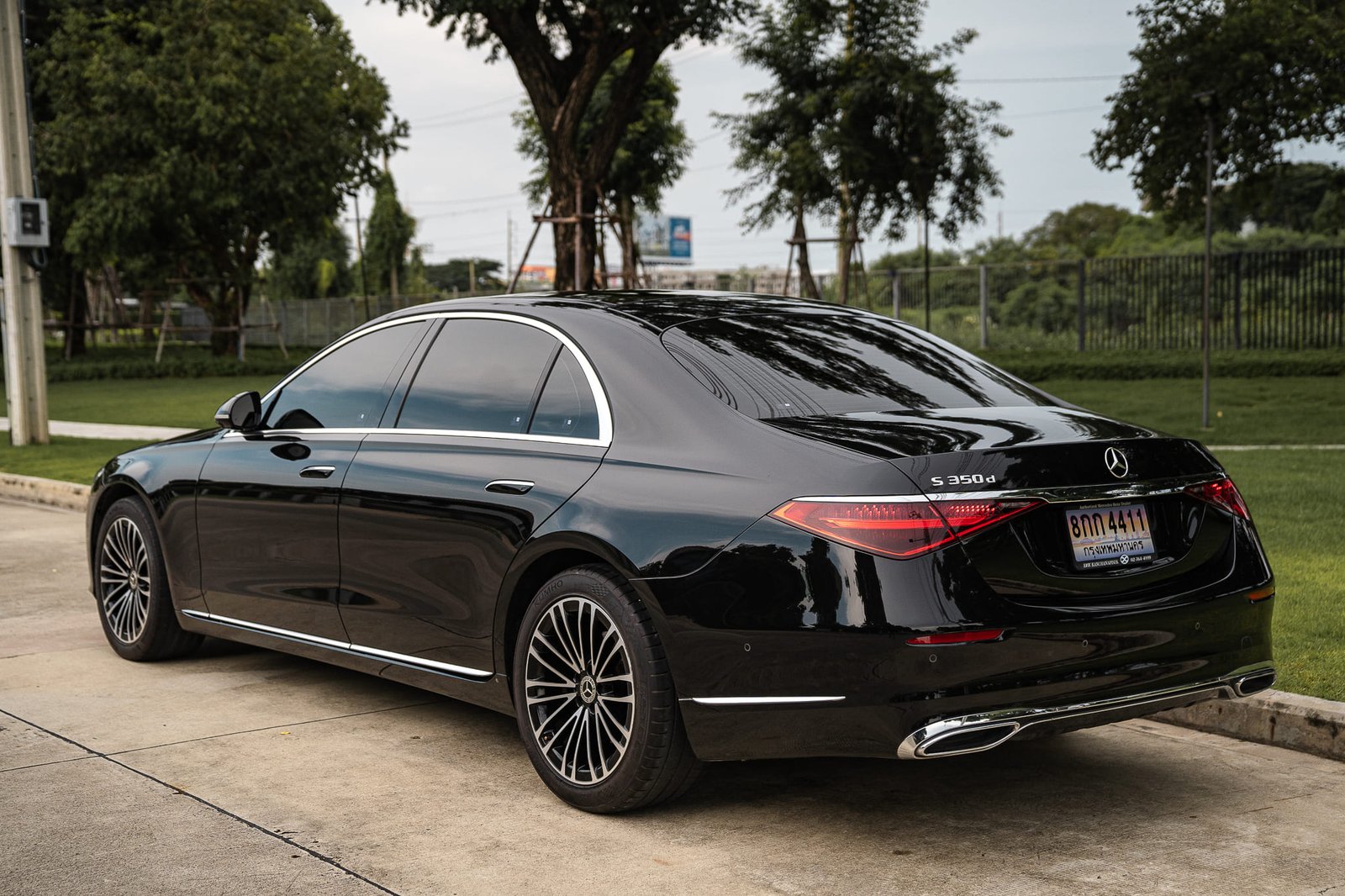 หน้าจอดิจิทัลและพวงมาลัยคอนโซลกลาง Benz S Class W223