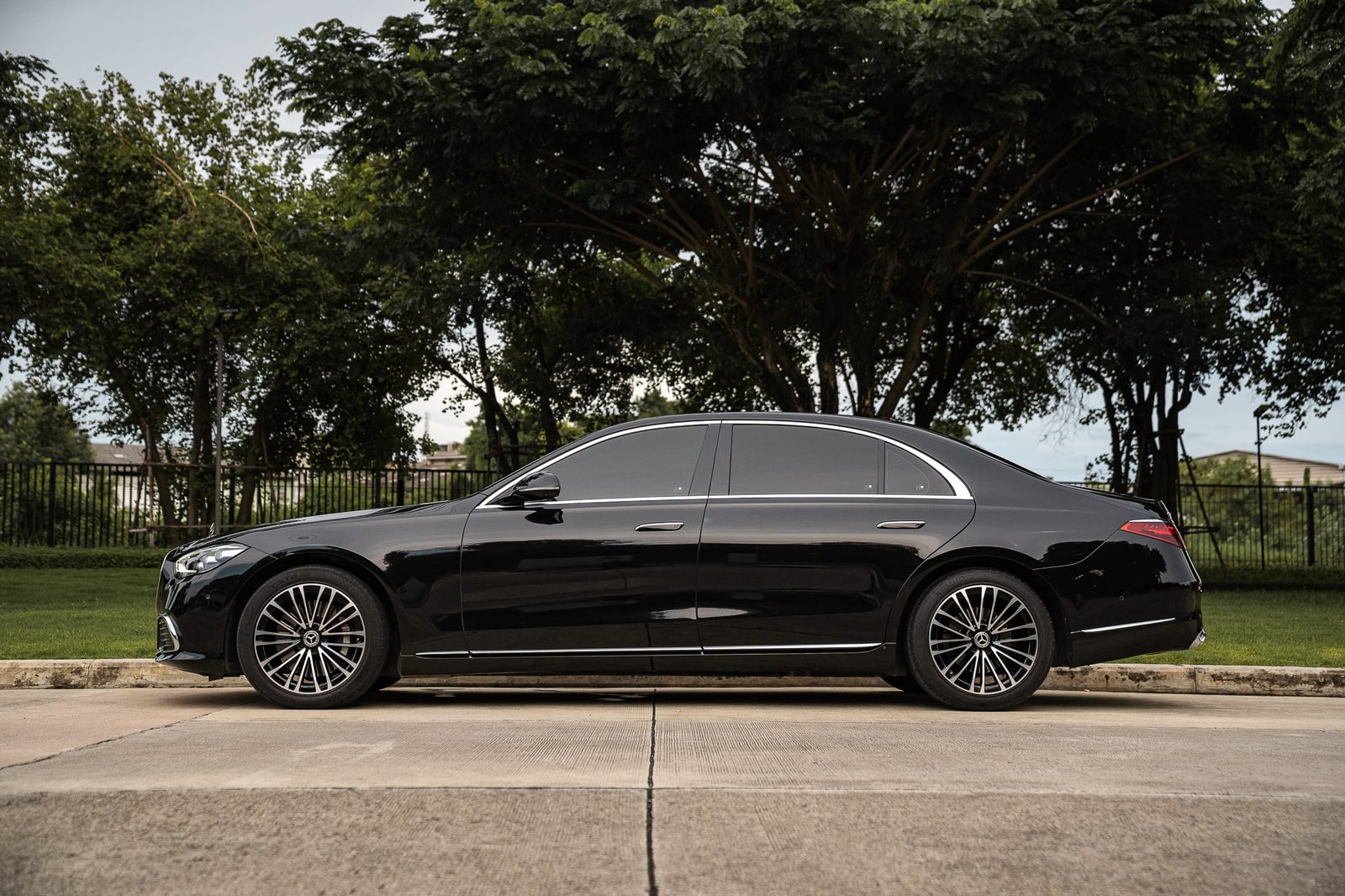 ภาพแผงประตูและบรรยากาศไฟห้องโดยสาร Ambient Light Benz S-Class