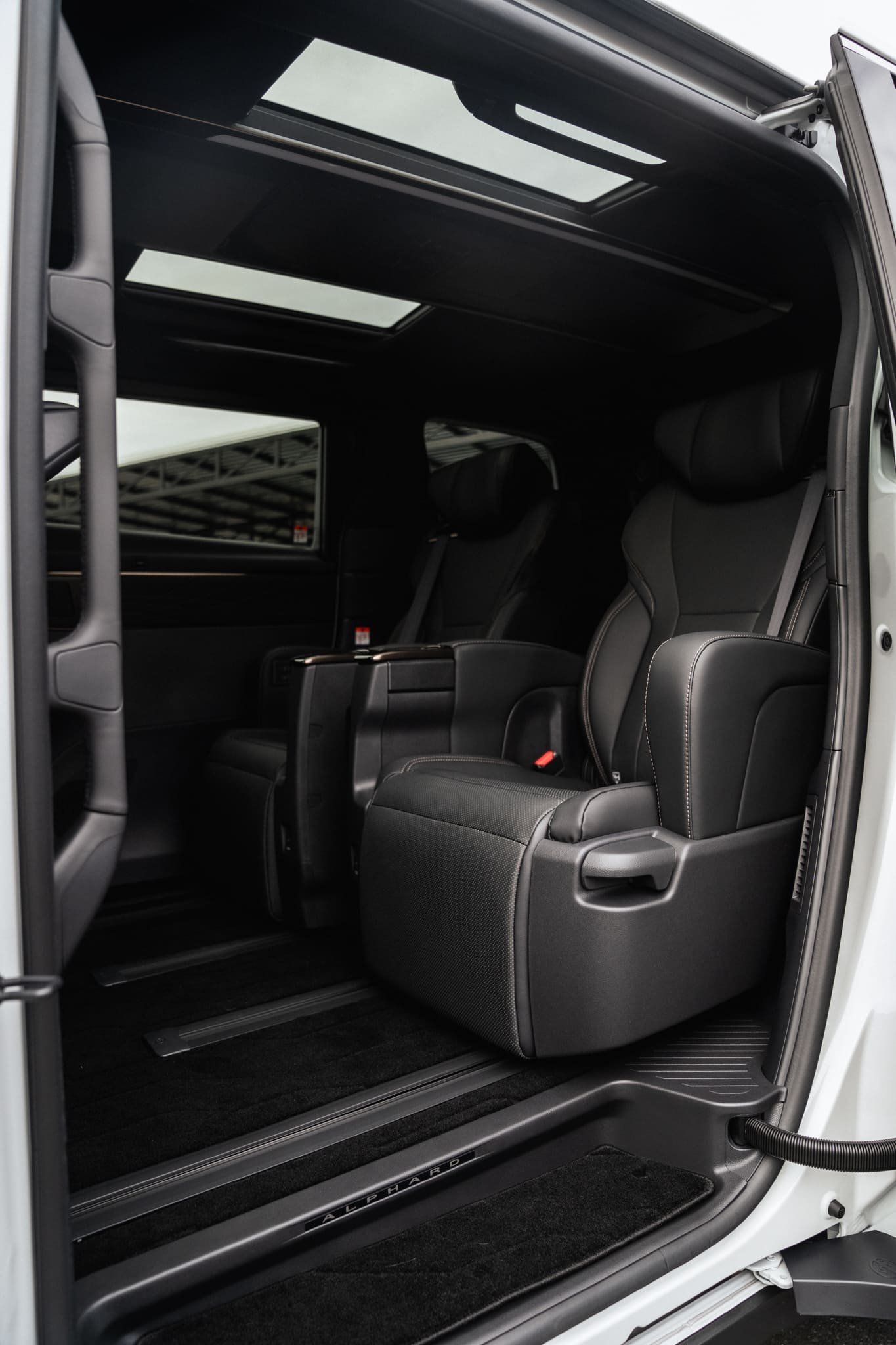 Alphard Bangkok ผู้นำบริการเช่ารถตู้ VIP